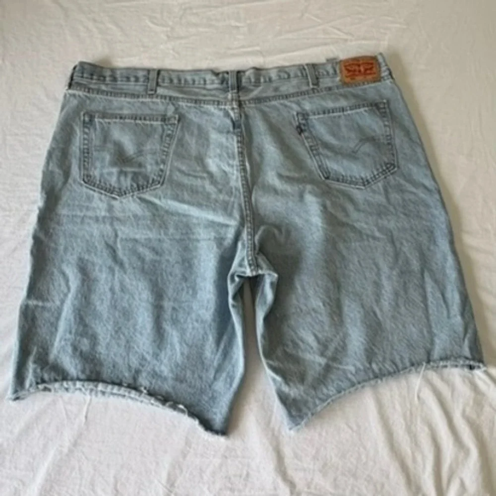 Levis 469 Loose Fit Denim Shorts Mens 52 Light Wash Cut Off Raw Hem 54791-0009